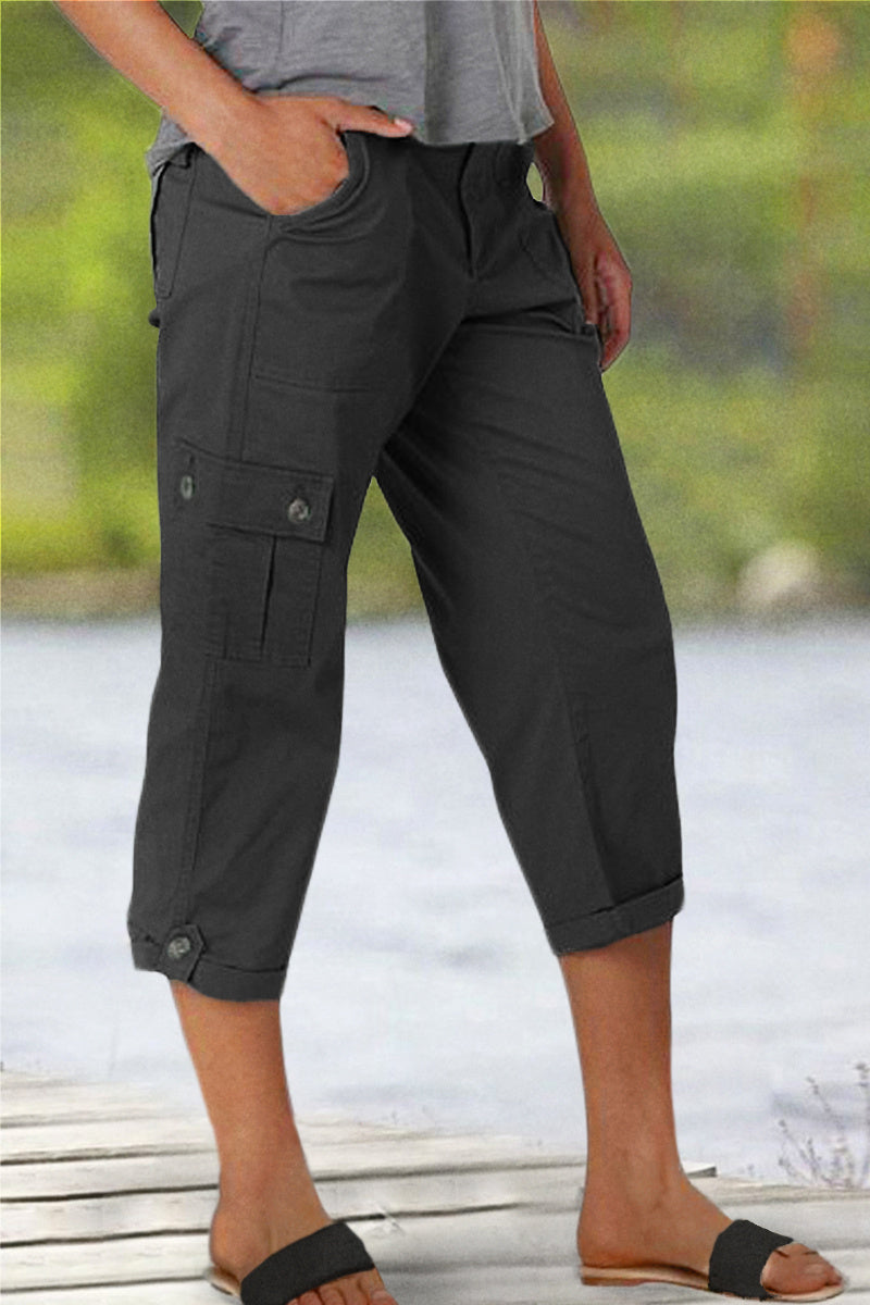 Pantaloni Capri cu buzunare și talie medie, pliuri în partea de jos și mai multe buzunare