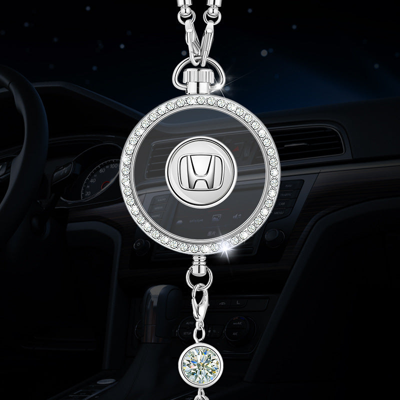 Pandantiv cu logo pentru aromaterapie auto, realizat din metal și diamante