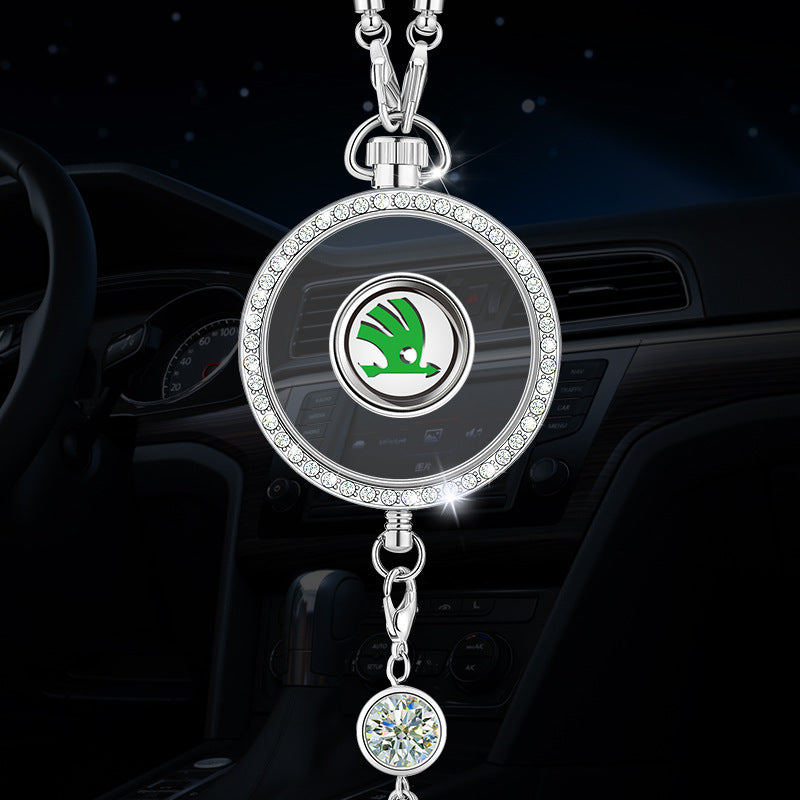 Pandantiv cu logo pentru aromaterapie auto, realizat din metal și diamante